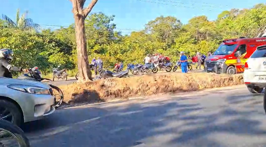 Homem morre após carro colidir contra poste e cair em barranco na Avenida do Turismo, em Manaus