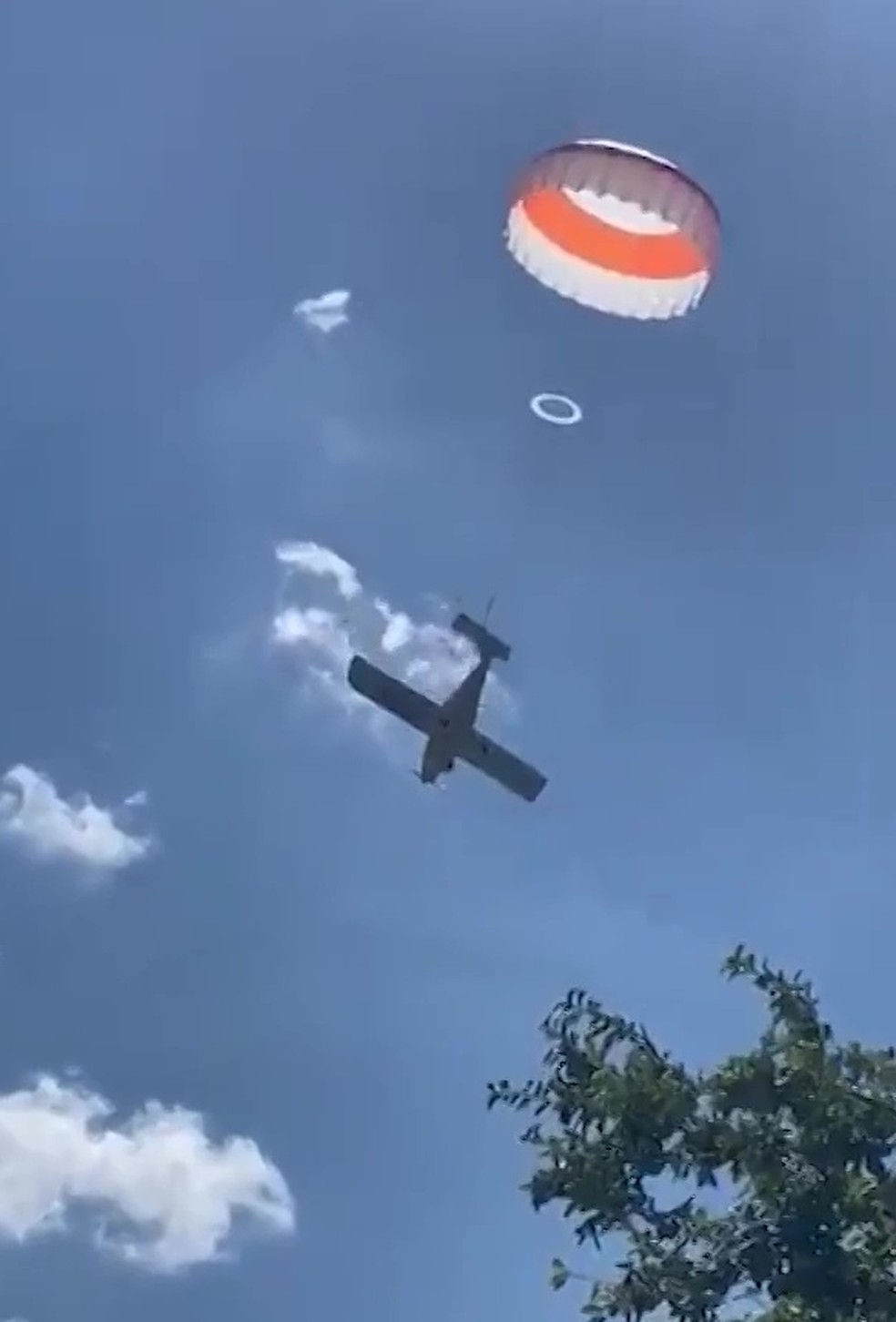 VÍDEO: Piloto aciona paraquedas de avião e faz pouso de emergência