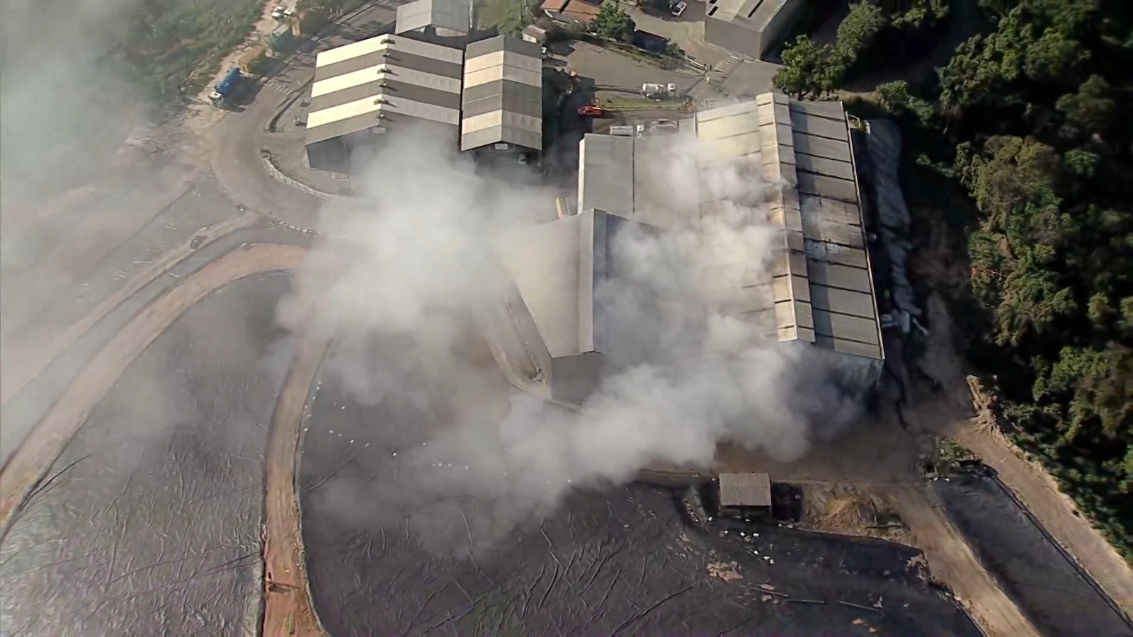 VÍDEO: Incêndio atinge galpão de reciclagem na Grande BH
