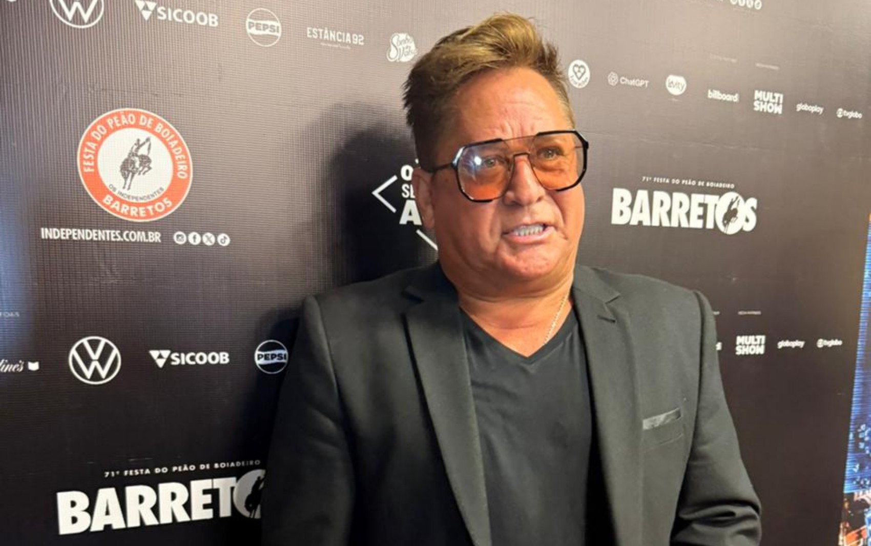'Foi por causa da cana', diz Leonardo ao brincar com a própria aparência em na Festa do Peão de Barretos