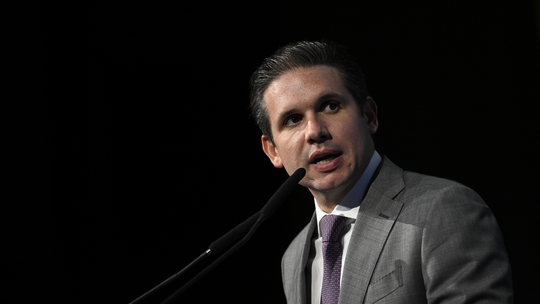Hugo Motta cobra suspensão imediata de novas regras do IOF sobre risco sacado - Risco sacado é uma modalidade de crédito em que bancos antecipam valores para varejistas que venderam a prazo. Medida passa a valer neste domingo.