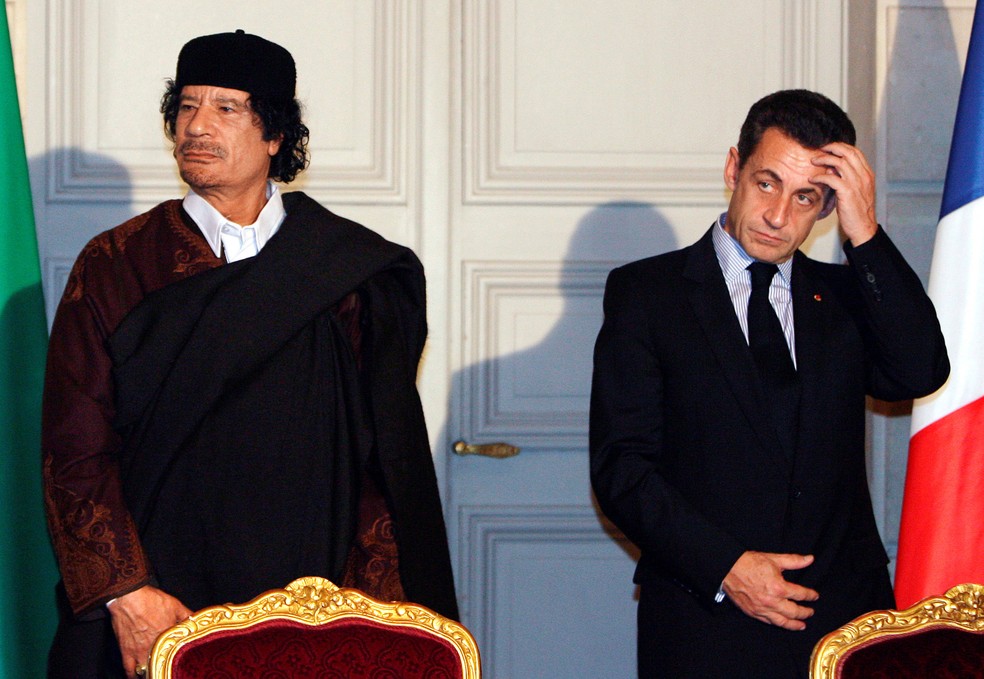 Em foto de arquivo, o então presidente francês, Nicolas Sarkozy recebe o ditador líbio Muammar Kadhafi com honras de estado em Paris, em 2007 — Foto: Patrick Hertzog/Reuters