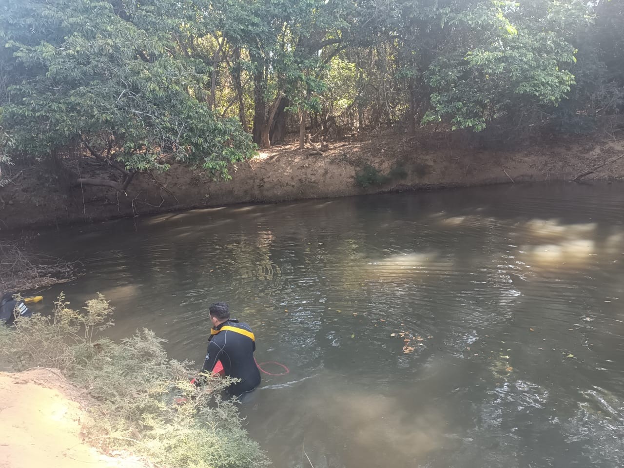 Homem sai para pescar com amigos e morre afogado em rio na zona rural de Joaquim Felício