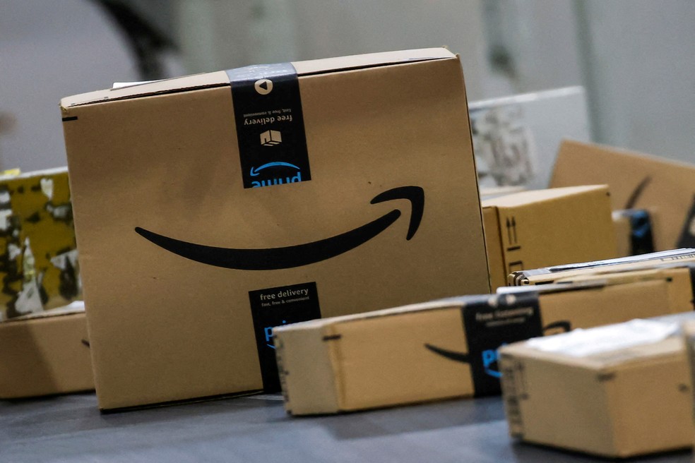 Caixas são transportadas em uma esteira durante a Cyber Monday no centro de distribuição da Amazon em Robbinsville, Nova Jersey, nos Estados Unidos, em 2 de dezembro de 2024. — Foto: REUTERS/Eduardo Munoz/Arquivo
