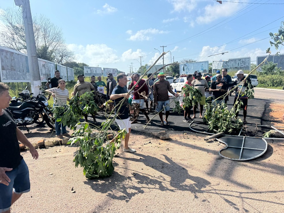 Protesto leva prefeitura de Parnamirim a suspender alterações no trânsito em Pirangi — Foto: Sérgio Henrique Santos/Inter TV Cabugi