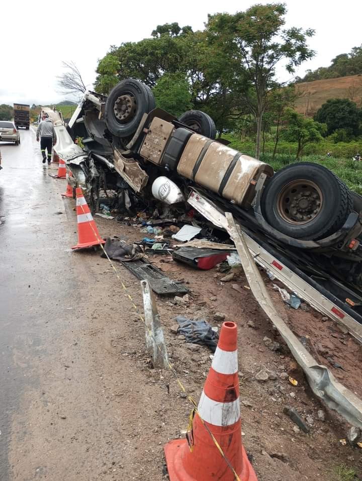 Motorista de caminhão dos Correios morre após perder controle da direção e cair de rodovia em MG; carga foi saqueada