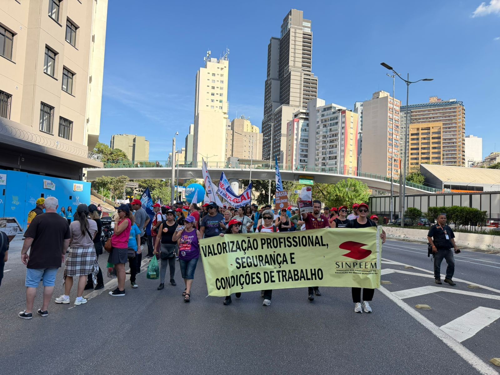 Em greve, professores da rede municipal de SP fazem ato por reajuste salarial