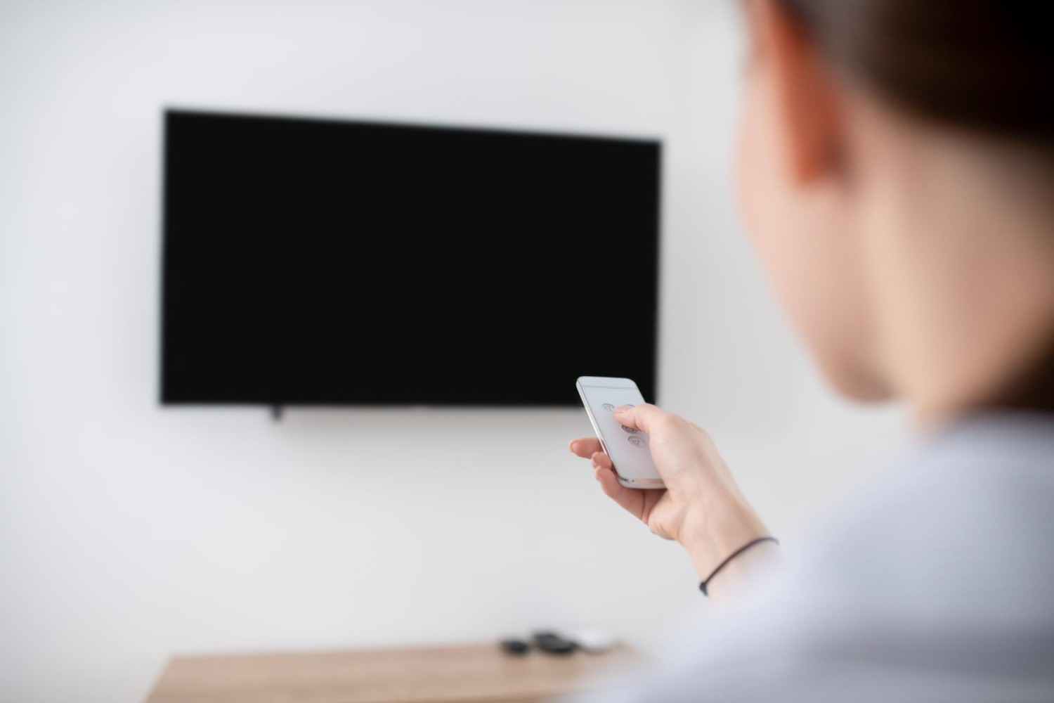 quais aparelhos continuam gastando energia? — TV desligada, micro-ondas piscando