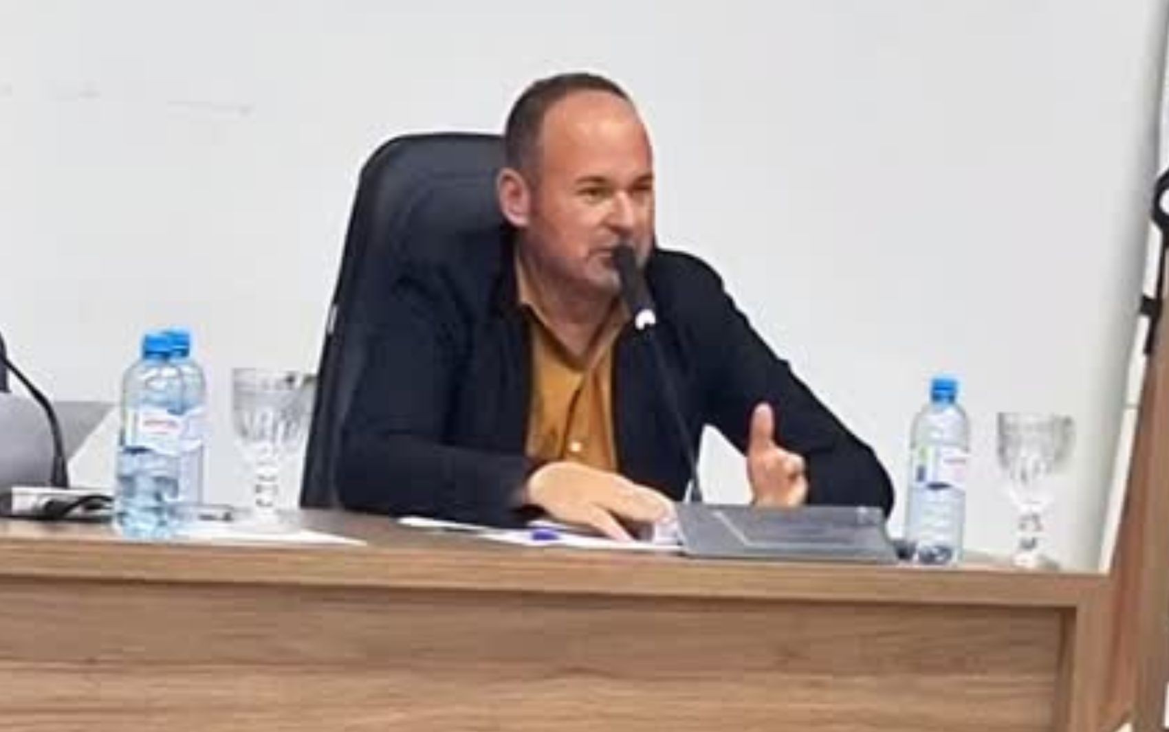 Vereador é agredido dentro da Câmara de Ouvidor durante discussão 