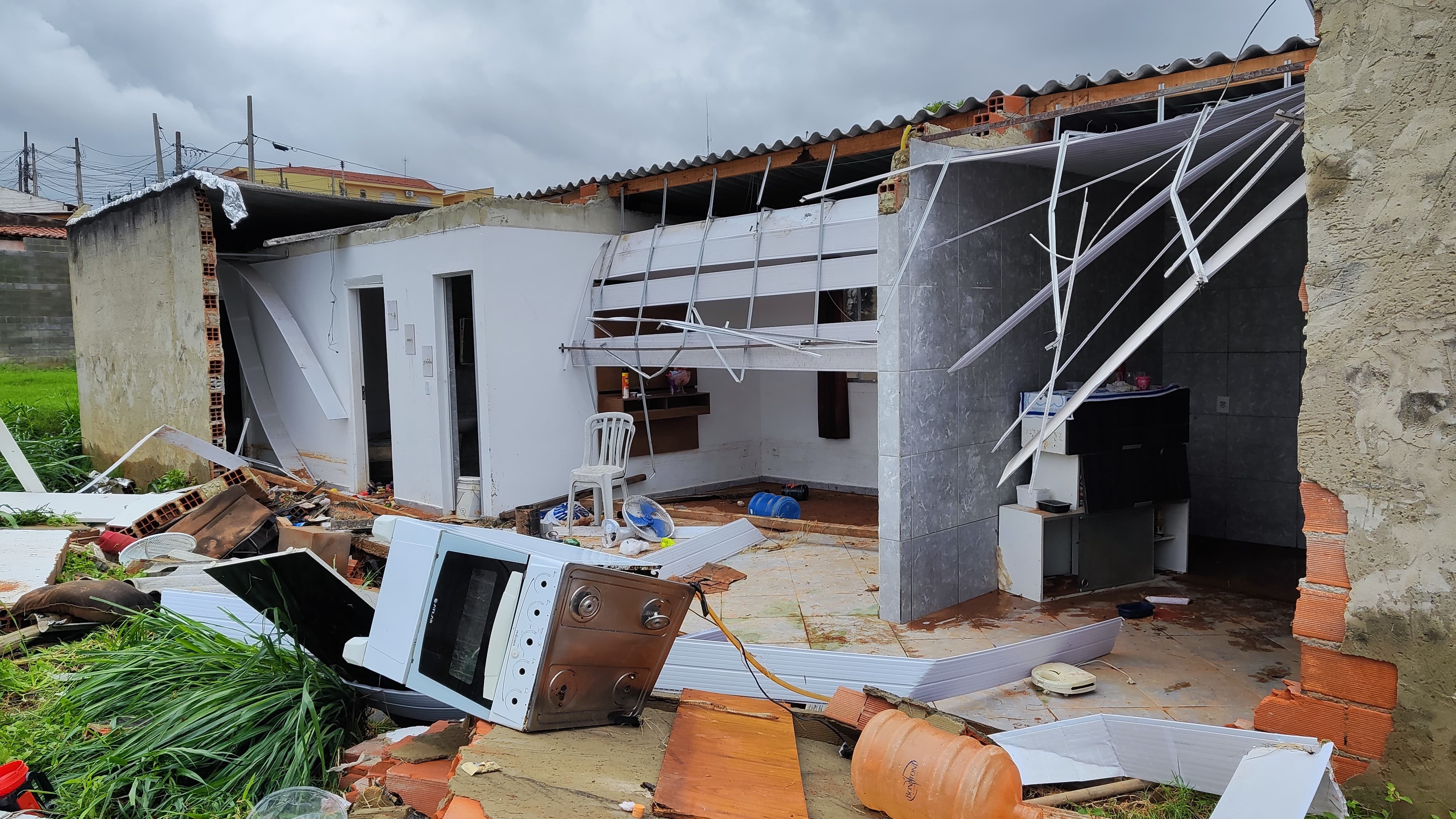 Tempestade deixa duas famílias desabrigadas em Sorocaba e provoca quatro mortes na região de Jundiaí