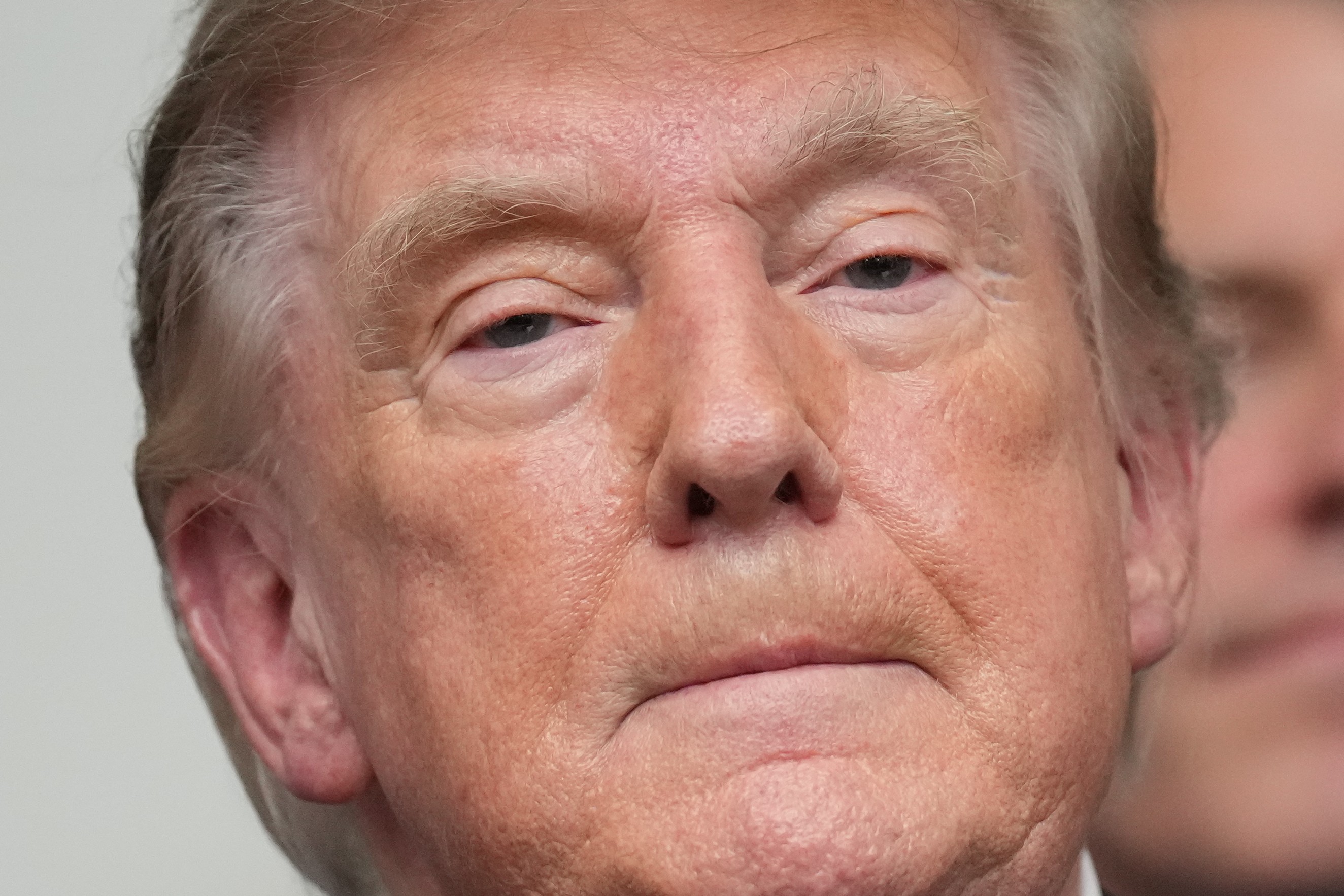 
Movido por revanche pessoal, Trump embaralha ordem global ao desprezar aliados e exaltar tiranos