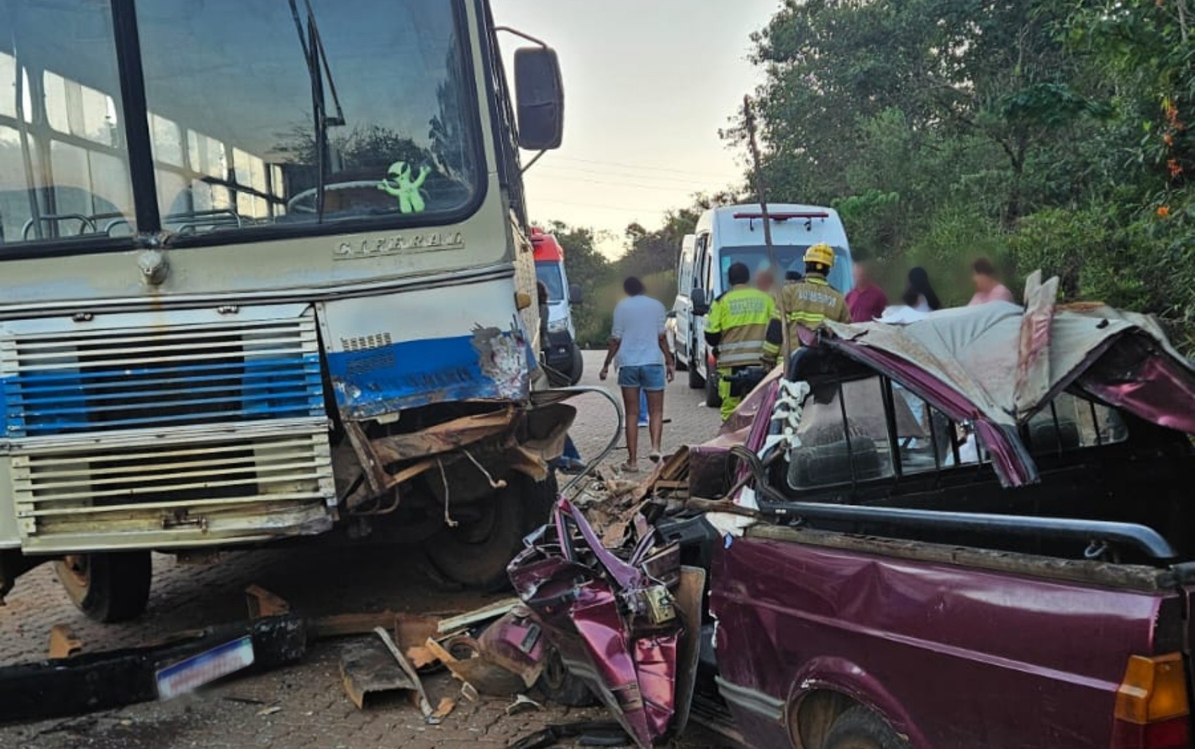 Batida entre carro e ônibus deixa uma mulher de 93 anos morta em São Tomé das Letras, MG