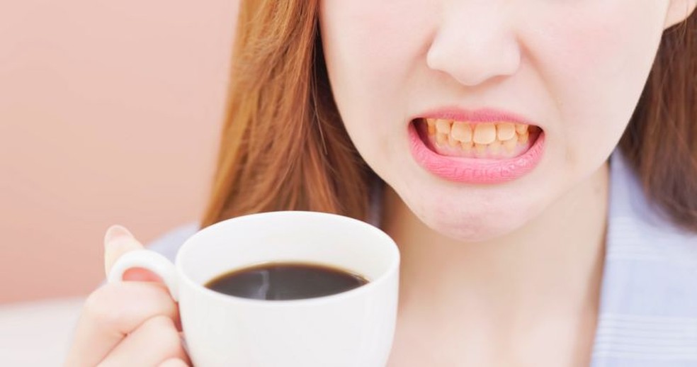 Café e chá contêm taninos que podem manchar os dentes — Foto: Getty Images via BBC