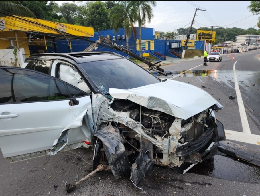 Motorista perde controle de carro e derruba poste em avenida na Zona Oeste de Manaus