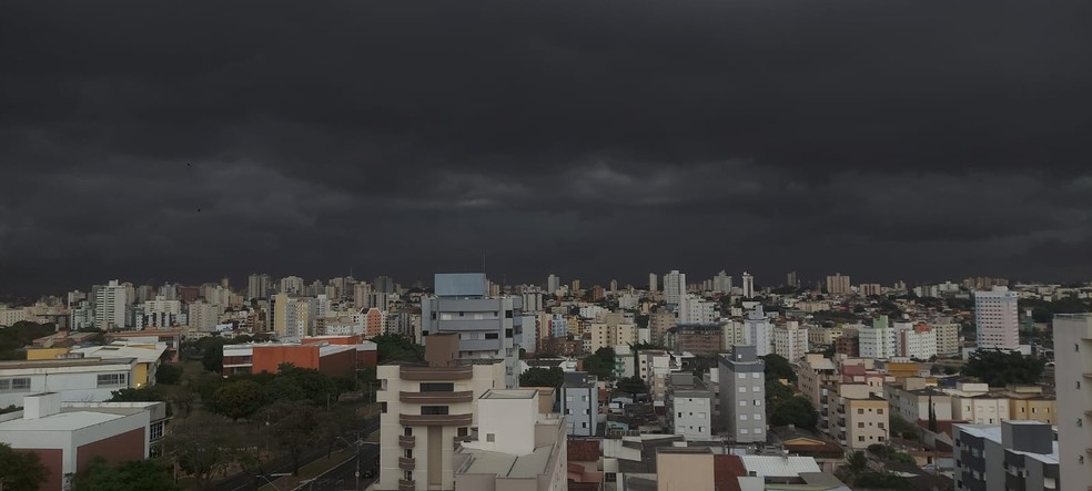 Nuvens carregadas no Bairro Santa M&ocirc;nica, em Uberl&acirc;ndia &mdash; Foto: Julia Barduco/g1