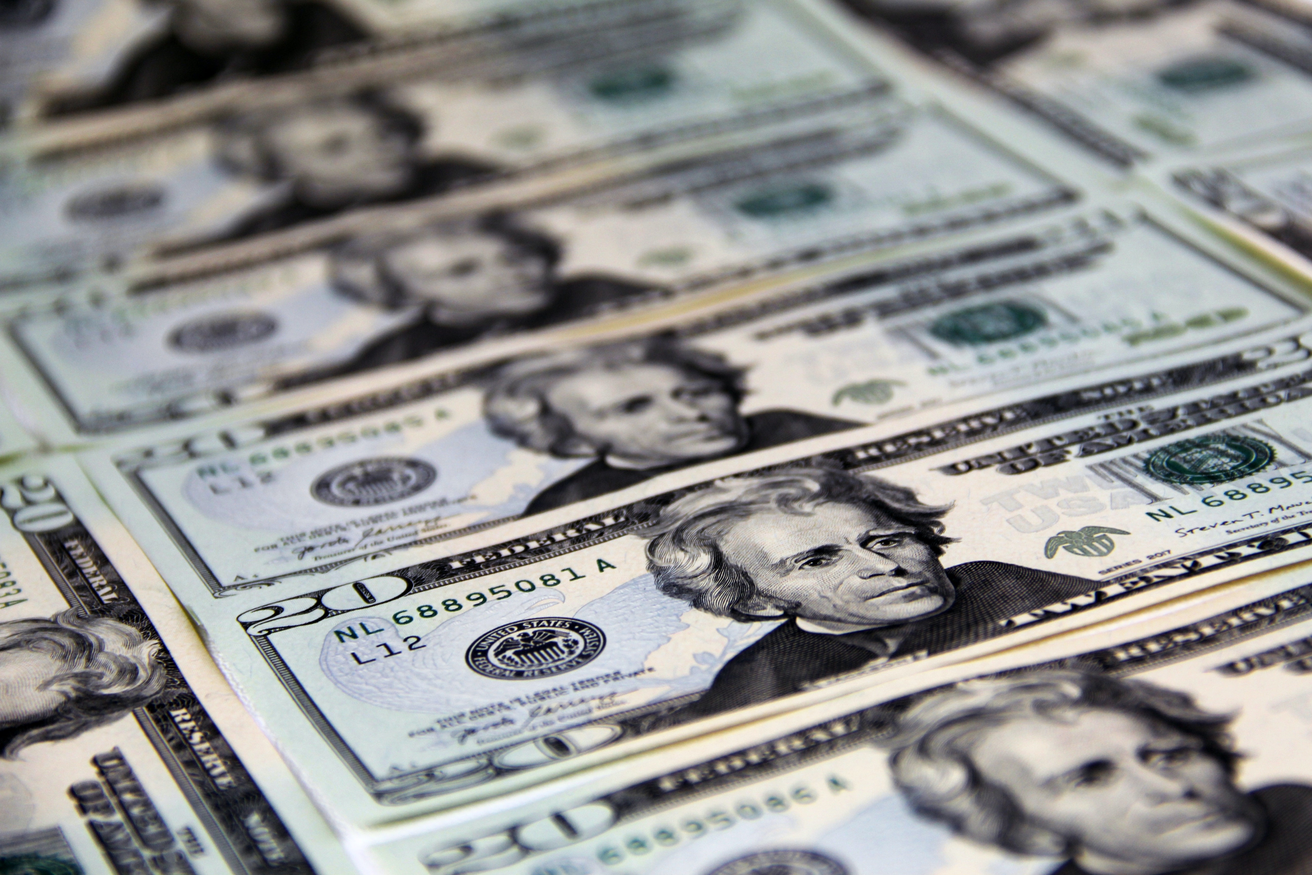 Dólar abre em queda, com dados de inflação no foco
