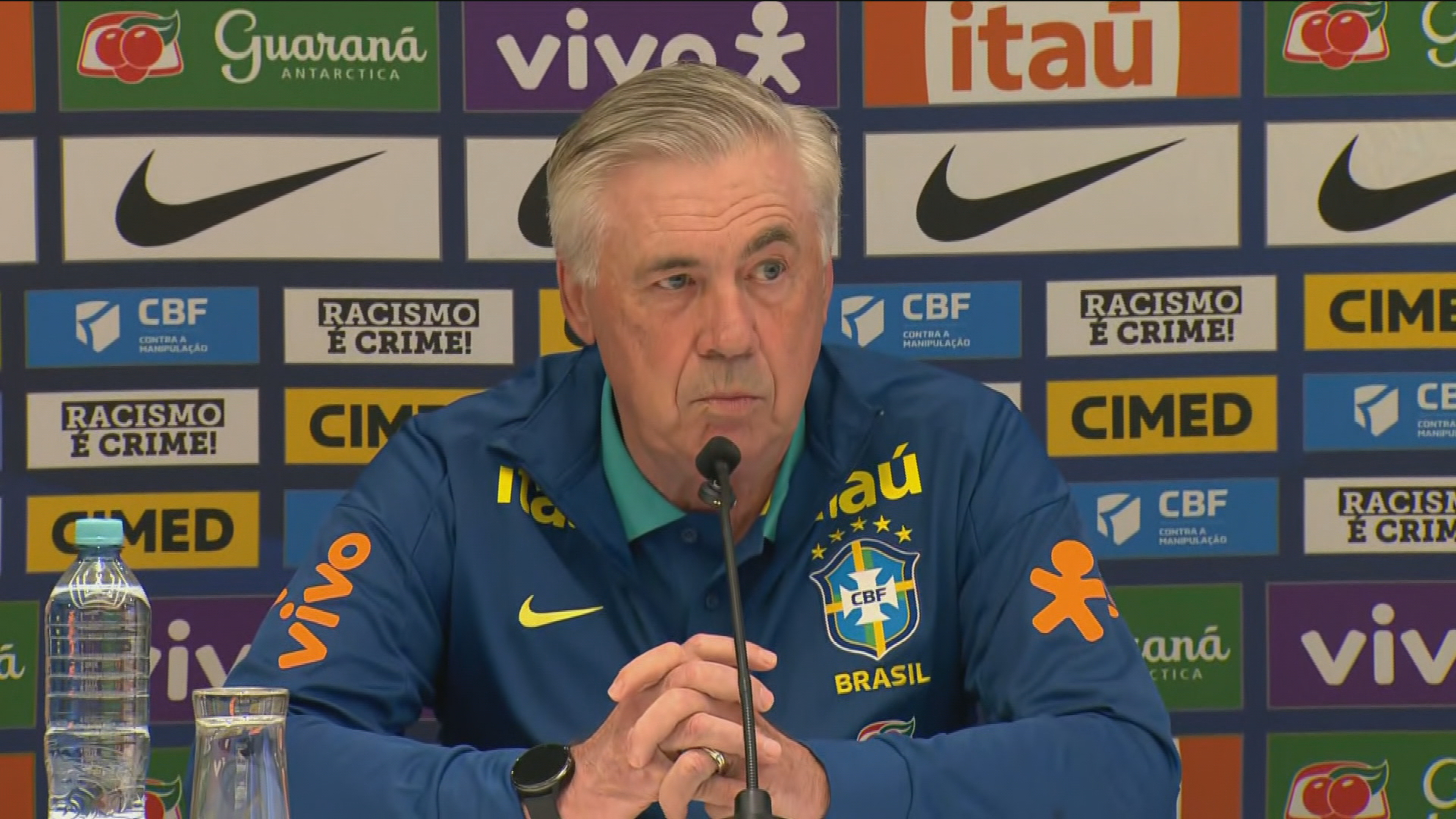 Renata Vasconcellos e César Tralli entrevistam Carlo Ancelotti no Jornal Nacional