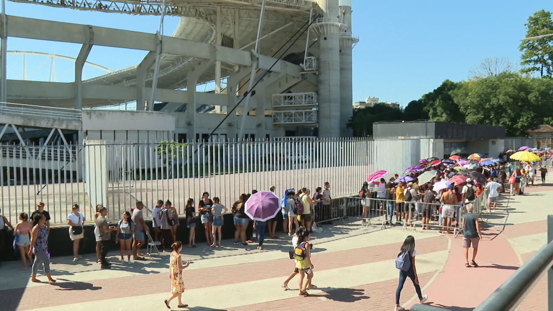 Fãs formam filas e chegam até no dia anterior para comprar ingressos para show de Bruno Mars no Rio