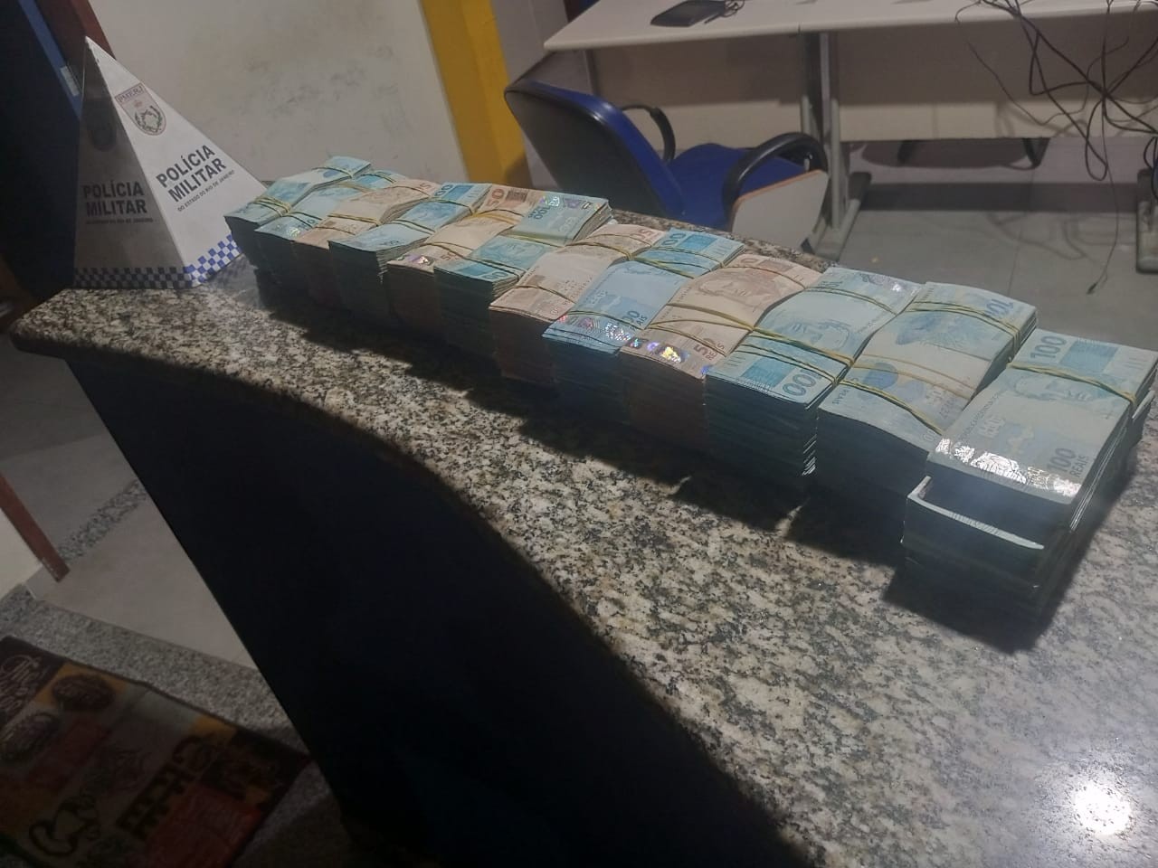 Homem é detido com R$ 500 mil em espécie na Via Dutra, em Piraí