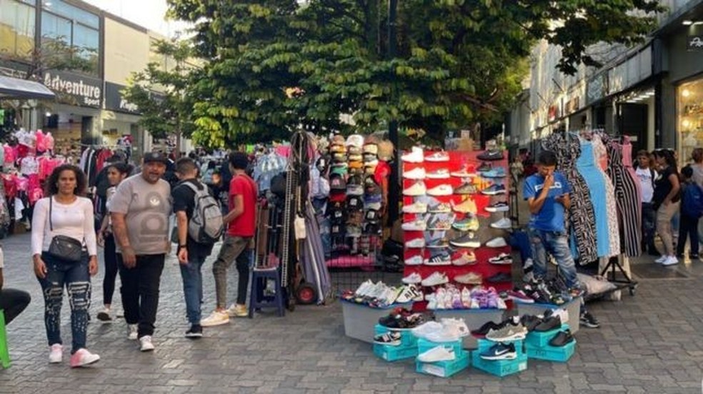 O boulevard Sabana Grande, em Caracas, parece atualmente uma festa. Há quem diga: 'sempre foi' — Foto: BBC