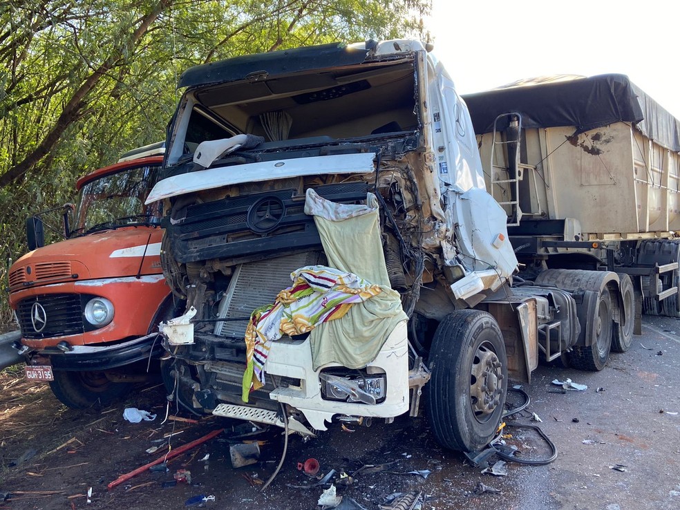 Carreta envolvida em engavetamento em Piracicaba ficou destruída — Foto: Edijan Del Santo/EPTV