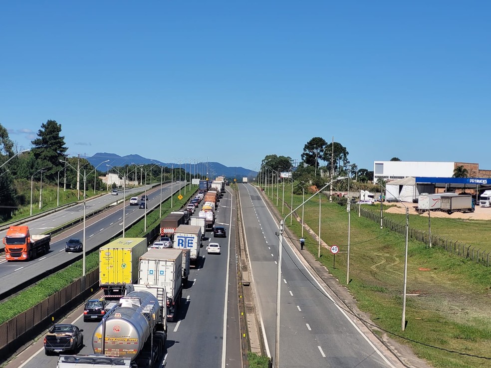 Queda de barreira interdita BR-277 que dá acesso ao litoral do Paraná