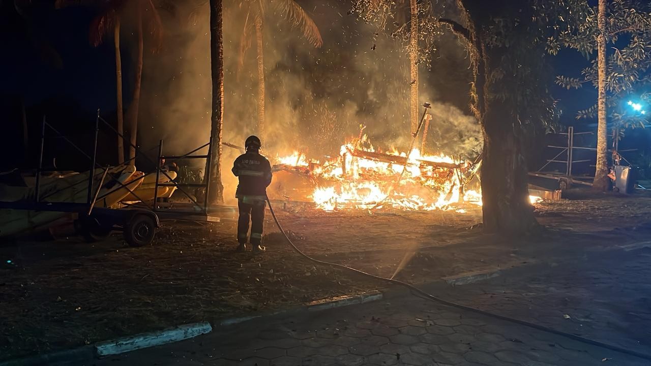 Incêndio destrói embarcação e mobiliza bombeiros em Caraguatatuba, SP