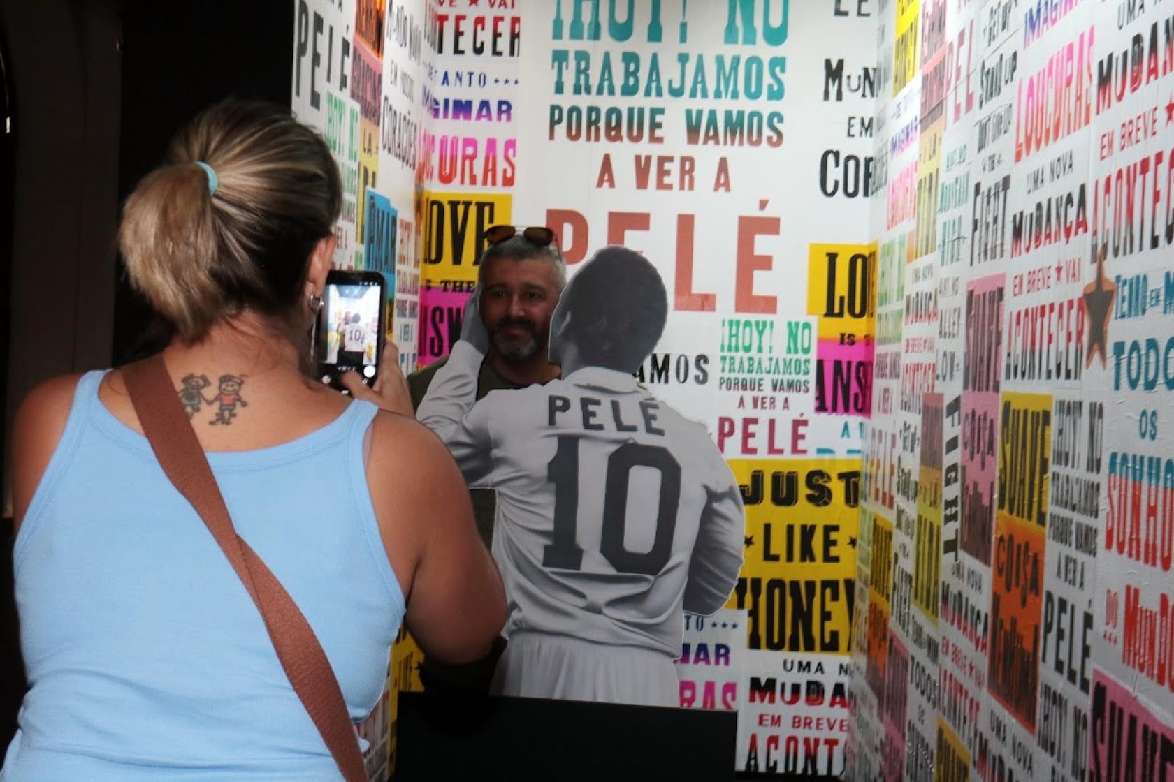 Exposição inspirada em discurso de Pelé exibido na final da Copa permite foto 'ganhando beijo' do Rei