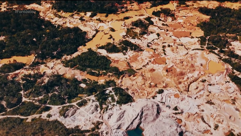 Em um dos pontos do Território Indígena Sararé, a retirada de terra pelo garimpo ilegal atingiu o lençol freático — Foto: Reprodução/TV Globo