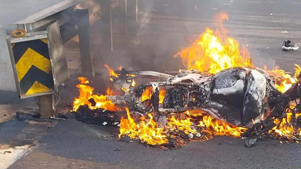 Motocicleta pega fogo após acidente envolvendo cachorro na Rodovia Cândido Portinari, em Ribeirão Preto — Foto: Reprodução