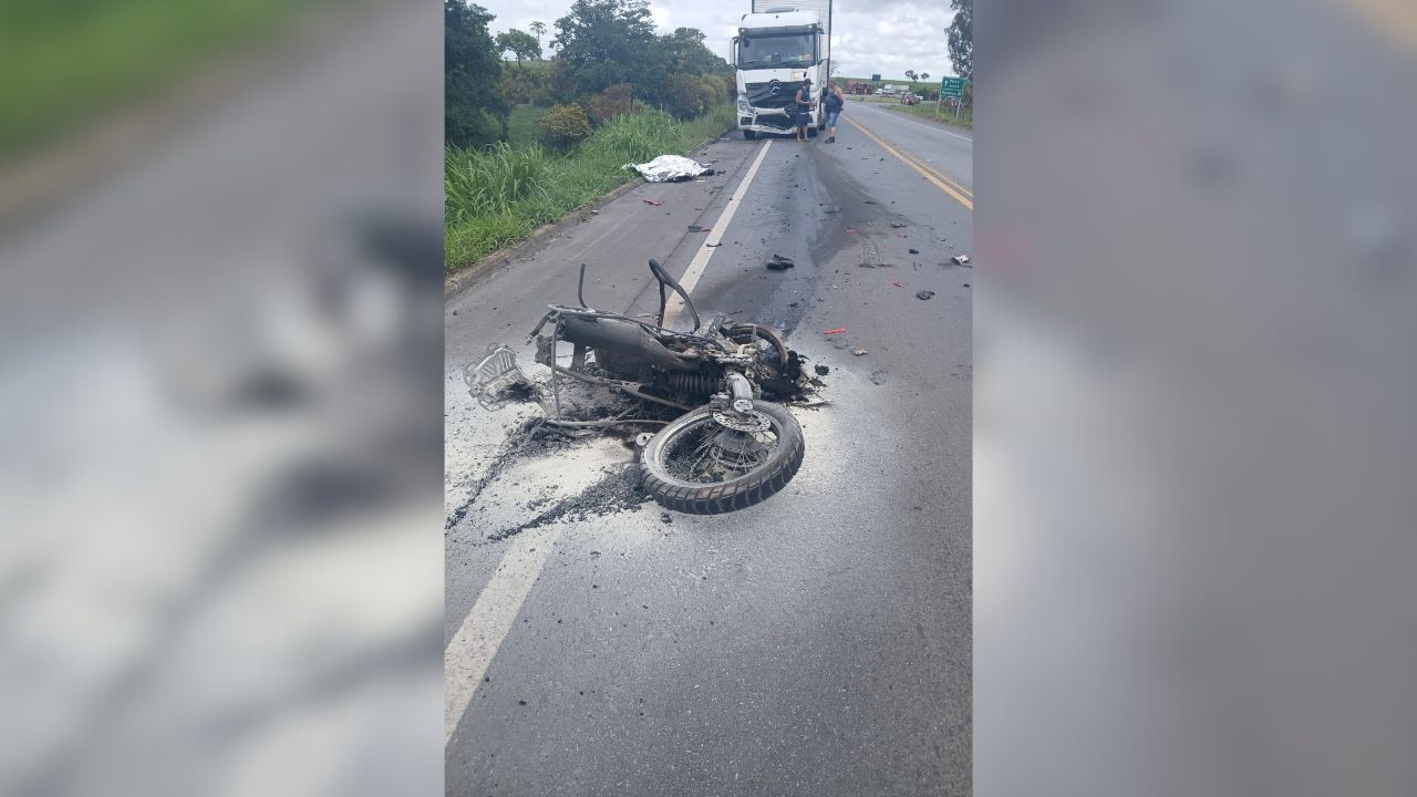 Moto pega fogo e jovem morre após batida com carreta na BR-354 em MG