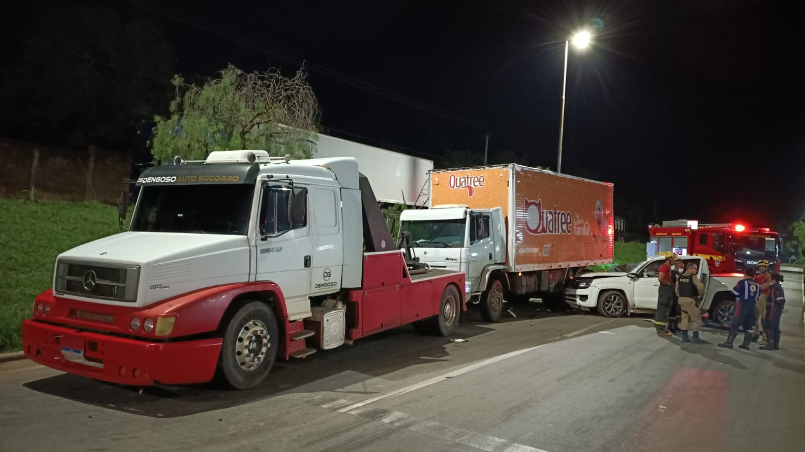 Mulher morre após batida entre caminhonete e caminhão em guincho