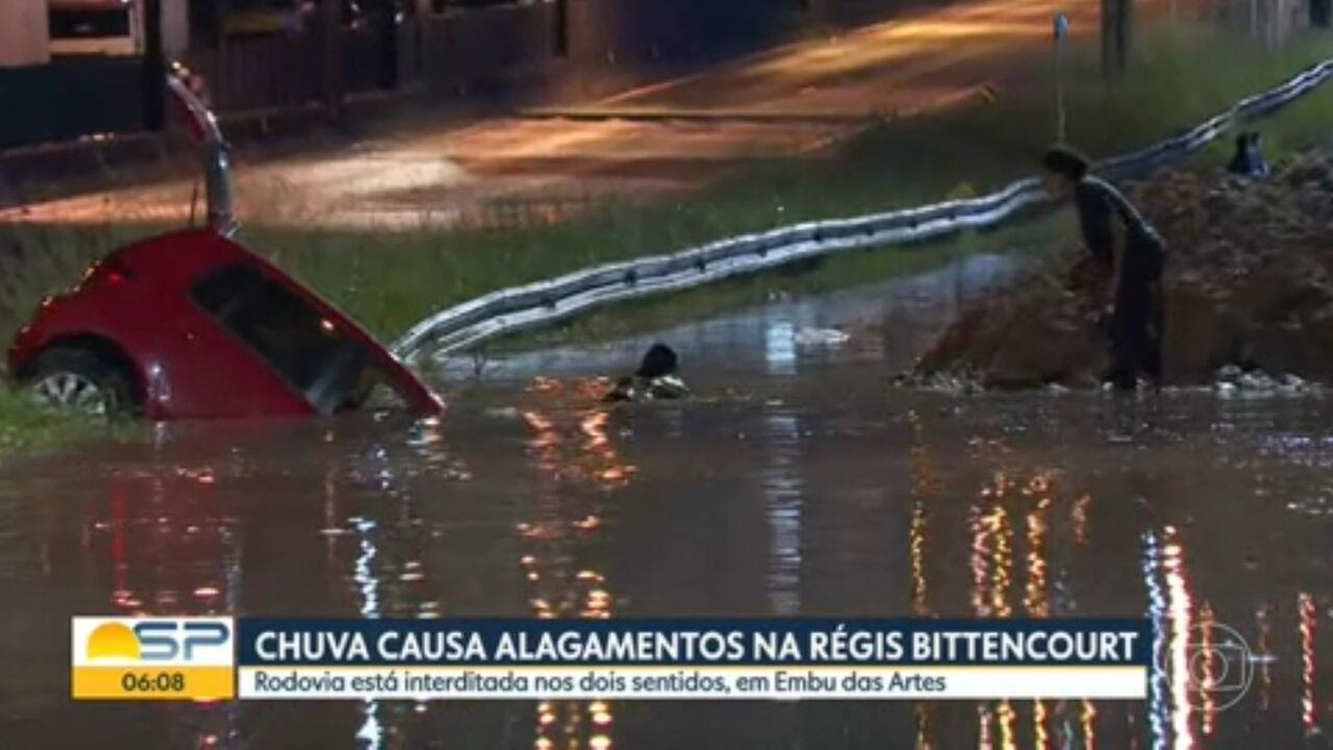 VÍDEOS: Carros boiam e motoristas ficam ilhados durante chuva em