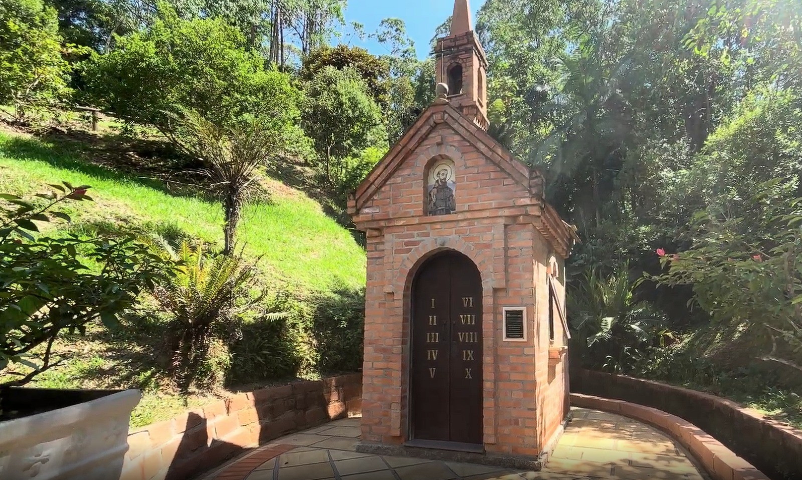 Como é a capela de 4 m² que consegue abrigar apenas três pessoas em SC; VÍDEO