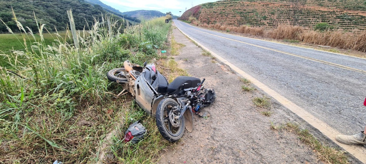 Acidente entre moto e carro mata casal na BR-262, em Martins Soares