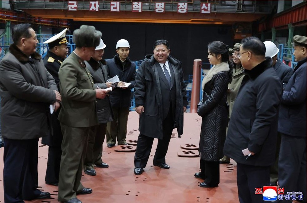 Kim Jong Un em visita ao submarino nuclear que, diz a mídia estatal, está sendo fabricado pela Coreia do Norte — Foto: KCNA
