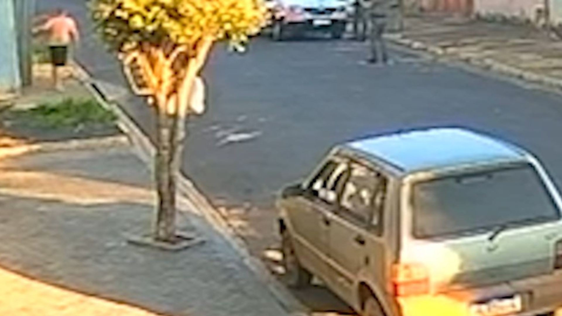 Vídeo mostra homem avançando contra PMs antes de ser morto no interior de SP