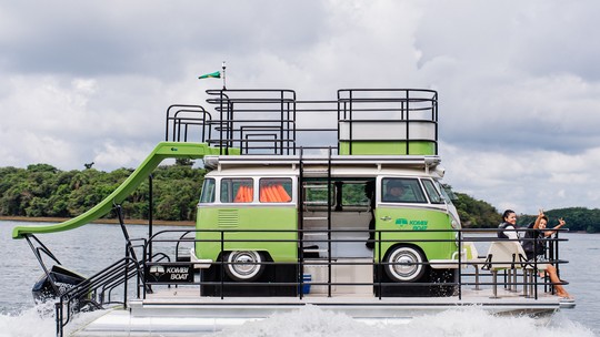 VW Kombi barco: réplica da van clássica navega pelas águas e custa R$ 790 mil - Projeto brasileiro transforma Volkswagen Kombi corujinha em embarcação com estrutura de catamarã e visual retrô.