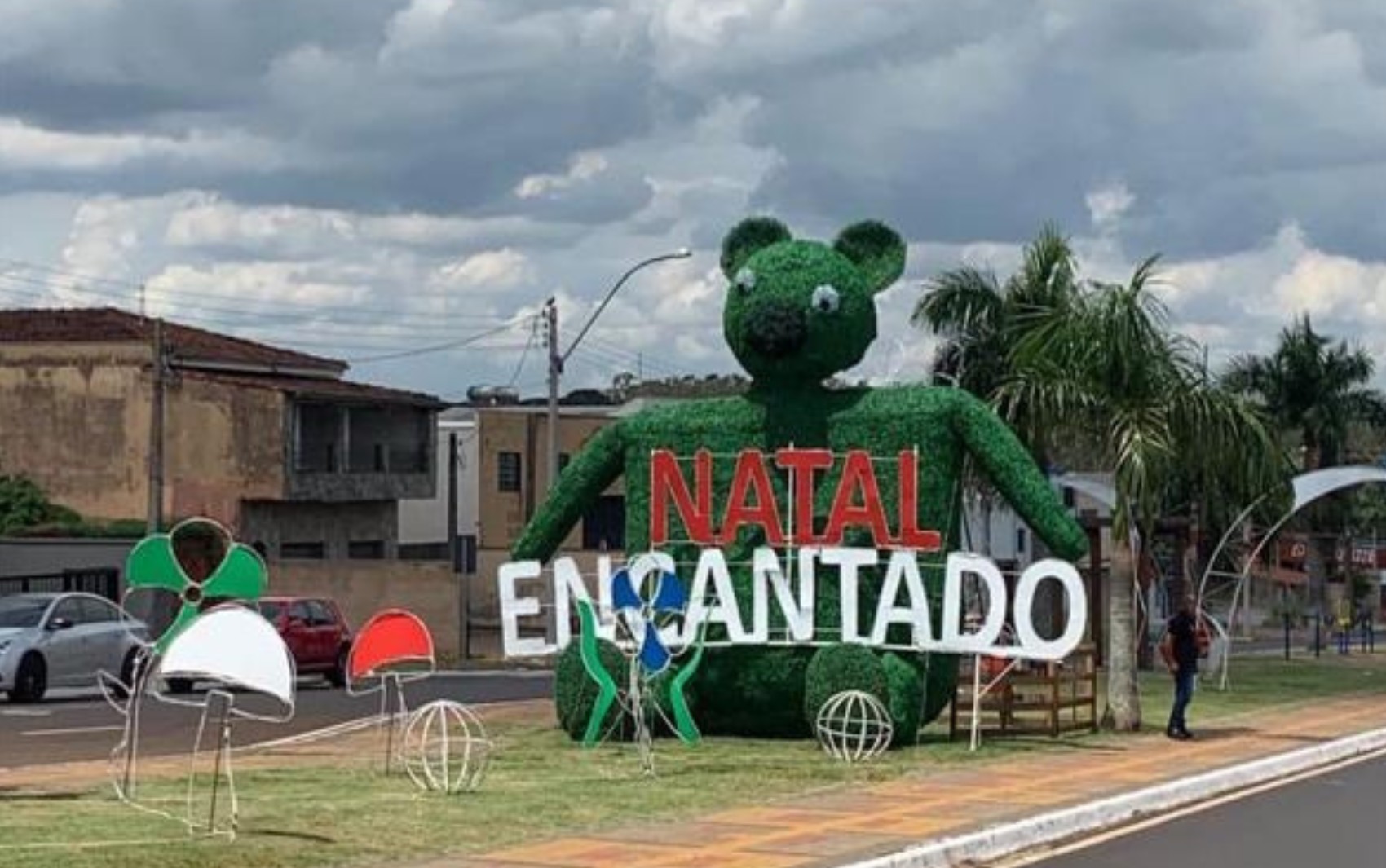 Urso da decoração de Natal em Batatais, SP, vira assunto nas redes sociais: 'Teve um 2023 atribulado'