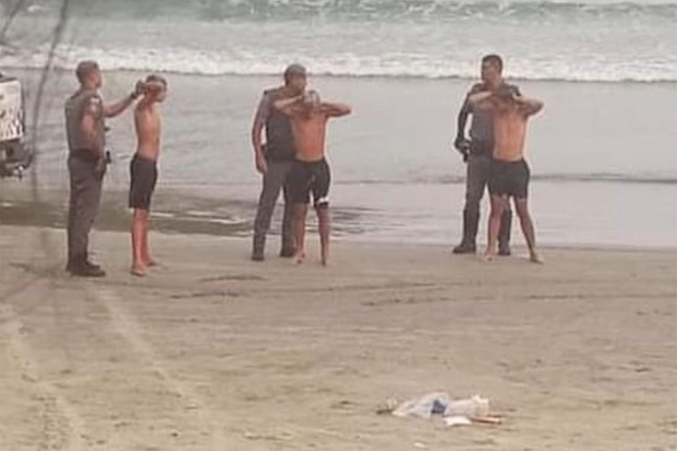 Quatro adolescentes foram apreendidos após crime na Praia do Mar Casado, em Guarujá (SP) — Foto: Redes sociais