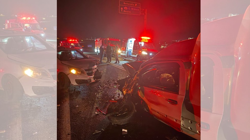 2 de 4
Equipes dos bombeiros e da concessionária auxiliaram no atendimento aos feridos em Botucatu — Foto: Corpo de Bombeiros/ Divulgação