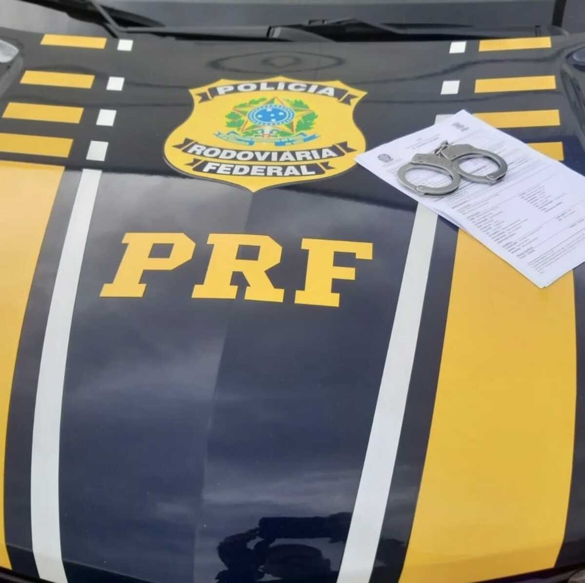 Homem com mandado de prisão por roubo, associação criminosa e extorsão é preso na Via Dutra, em Porto Real