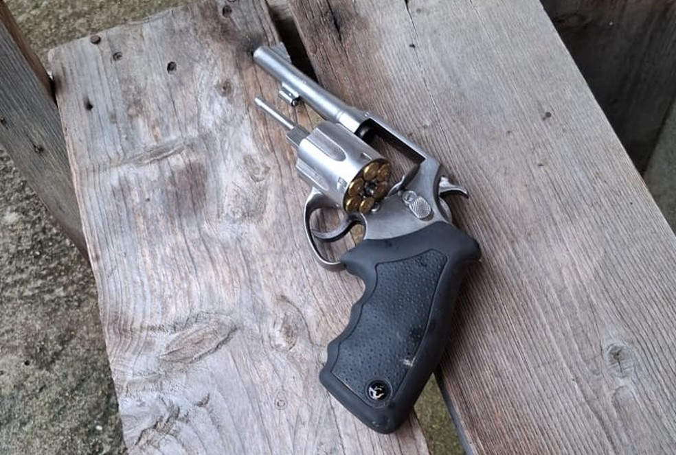 Arma foi encontrada com adolescente  — Foto: Divulgação/PCERJ