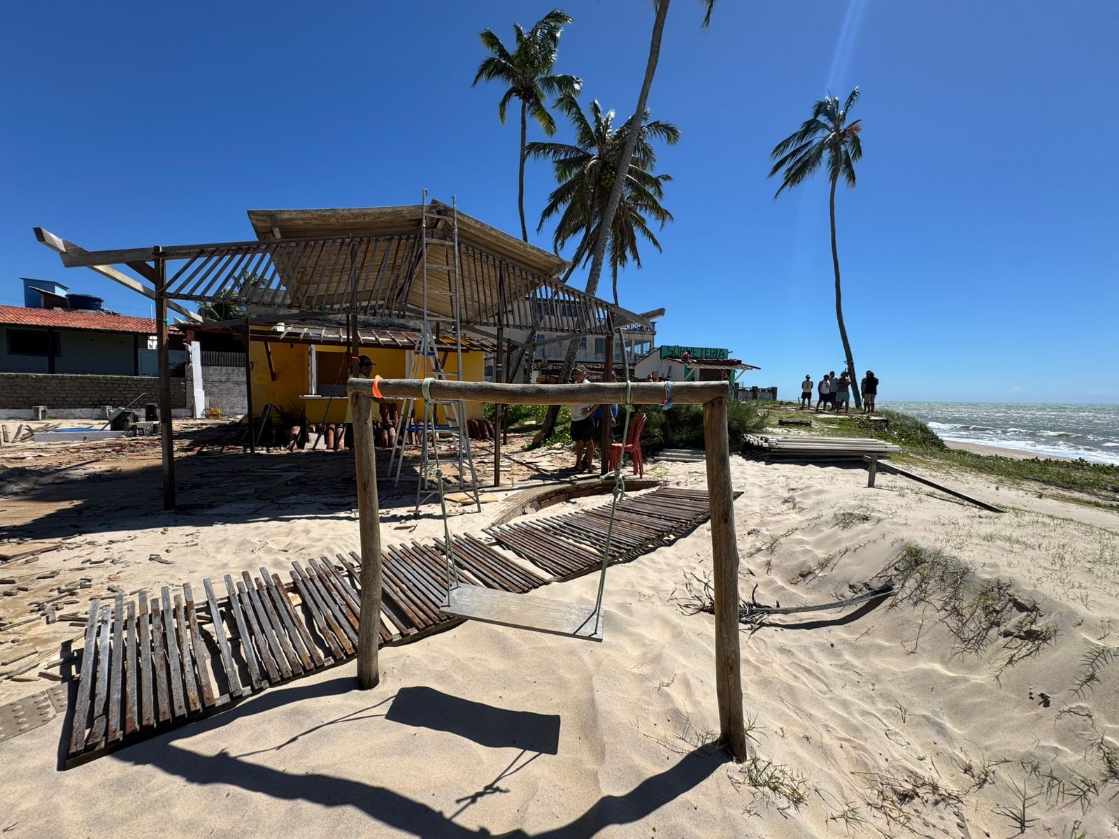 Justiça Federal manda demolir quiosques à beira-mar de praia no RN