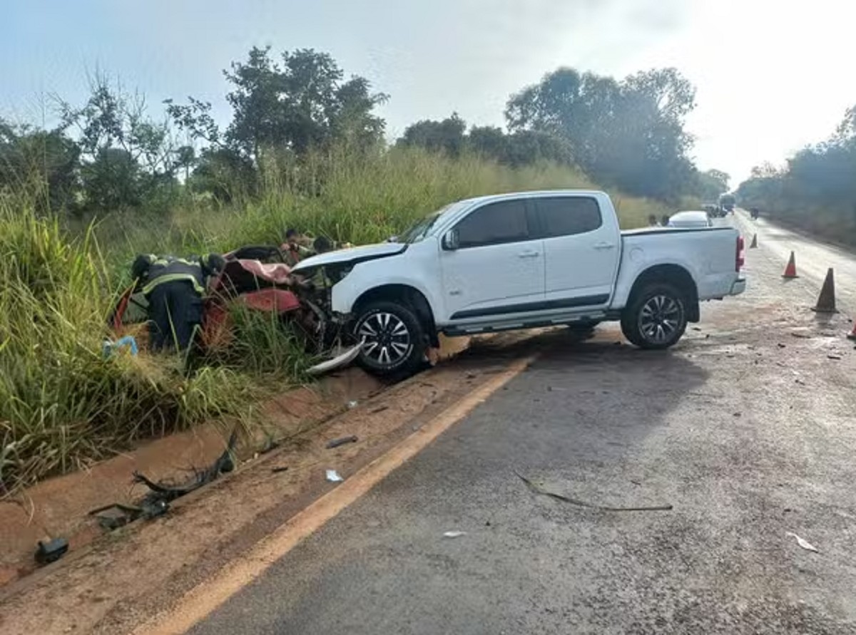 Batida de frente entre carro e caminhonete mata motorista e deixa quatro feridos na MG-164