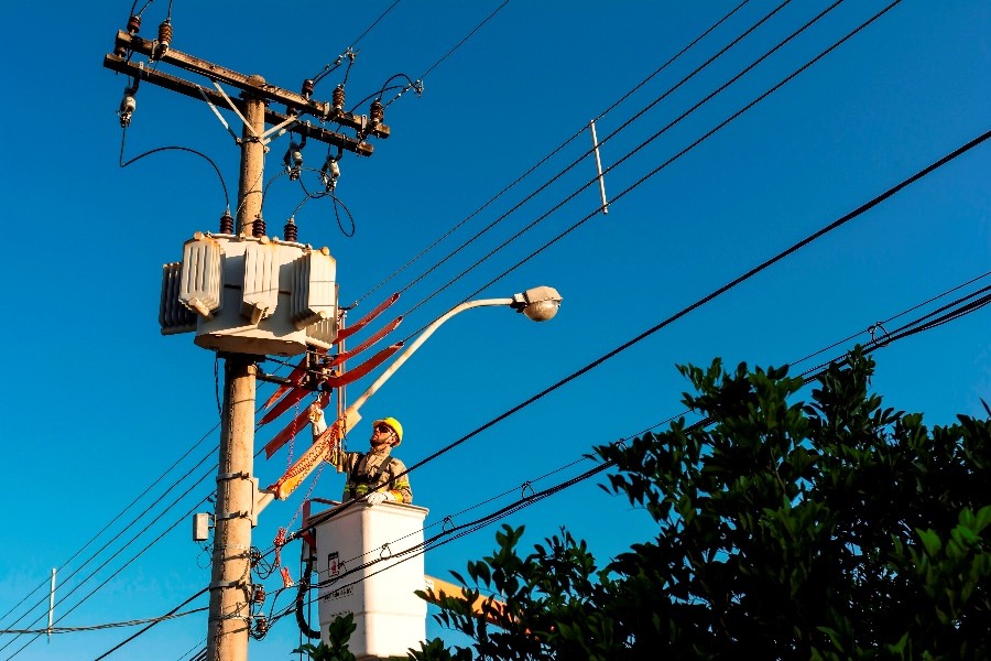 Inscrições abertas para curso gratuito de eletricista de redes aéreas da Cemig; veja como participar