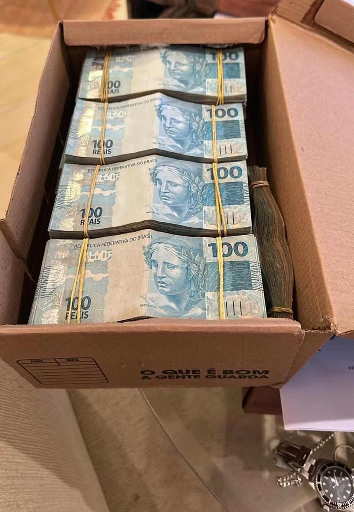 Dinheiro aprendid em casa de alvo da Operação Sem Refino estava em caixa com mensagem: 'O que é bom a gente guarda'
