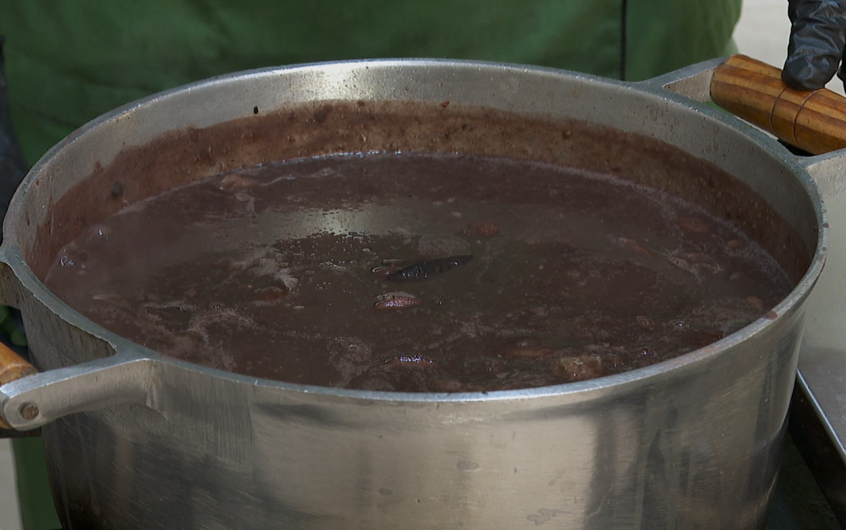 'Barato da Cozinha': aprenda a fazer a feijoada do seriado 'A Grande Família'