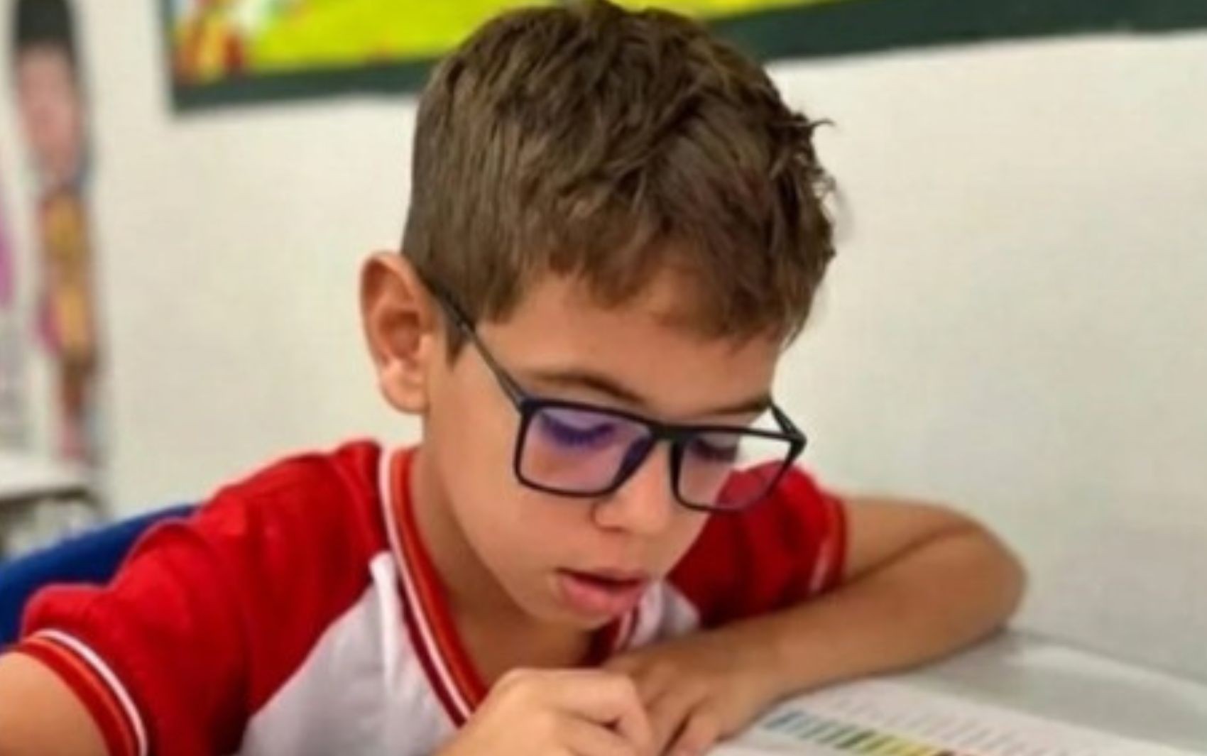 Criança de 9 anos morre eletrocutada após tocar em decoração natalina de praça no interior da Bahia