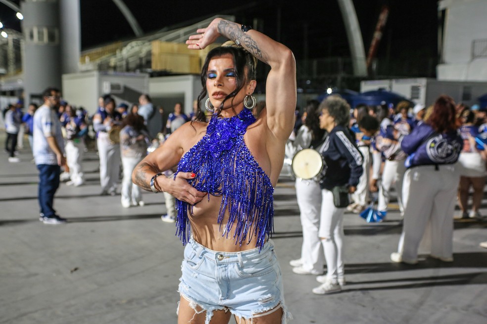 Princesa de bateria da Acad&ecirc;micos do Tatuap&eacute;, Vivian Cristinelle, praticando a t&eacute;cnica vacuum &mdash; Foto: Adilson Marques / Edu Graboski / Divulga&ccedil;&atilde;o